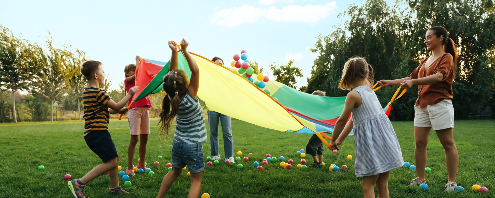 Kinder spielen in der Natur mit einem Tuch