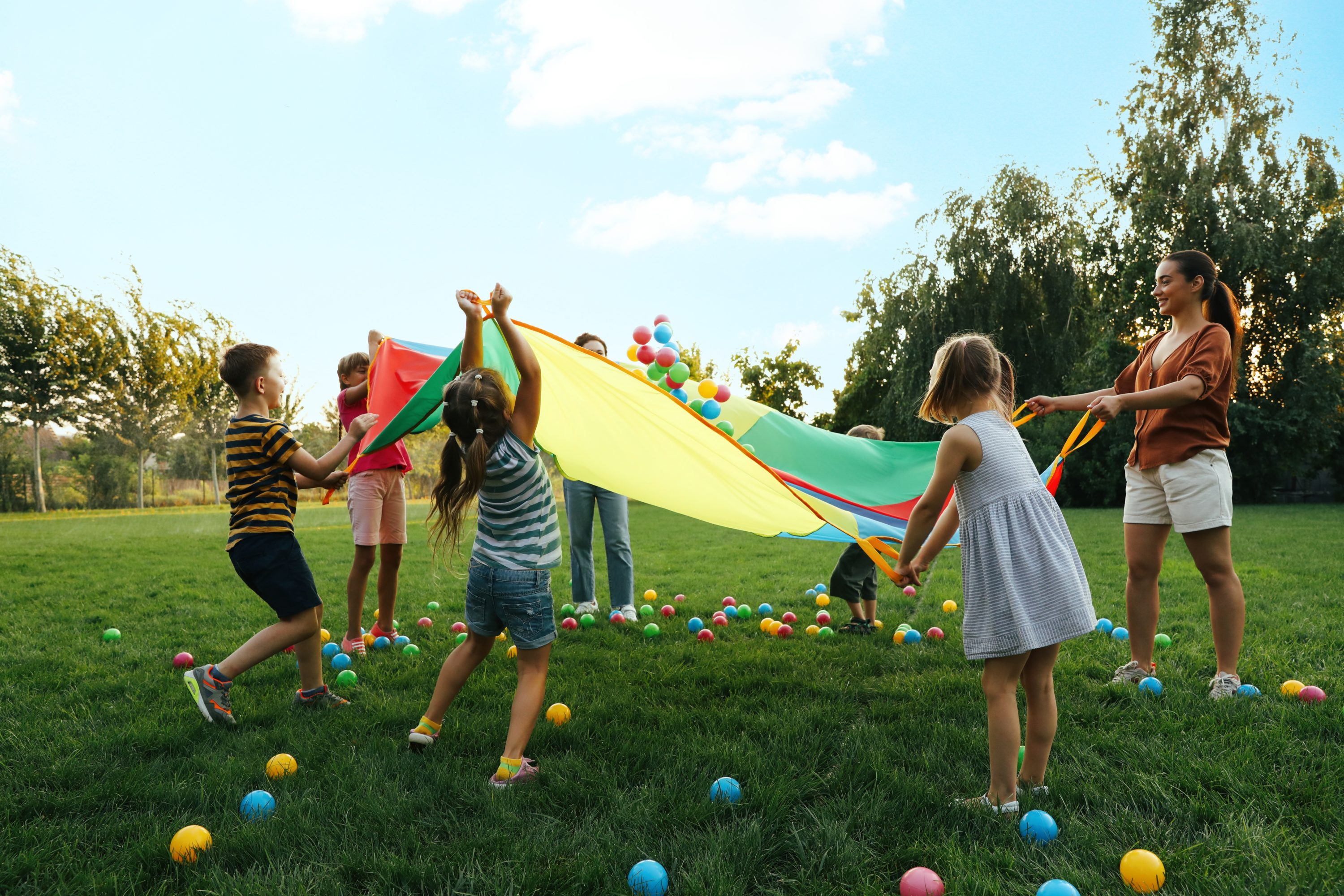 Kinder spielen in der Natur mit einem Tuch