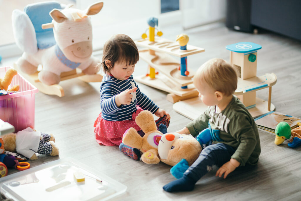 Zwei kleine Kinder spielen zusammen