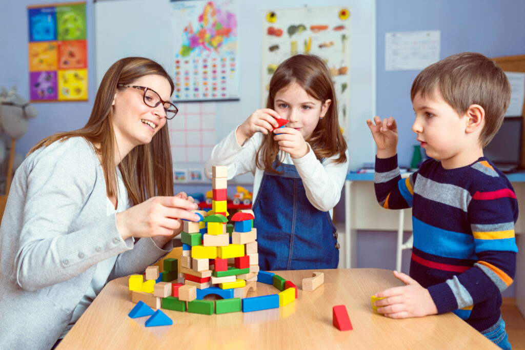 Erzieherin spielt mit Kindern