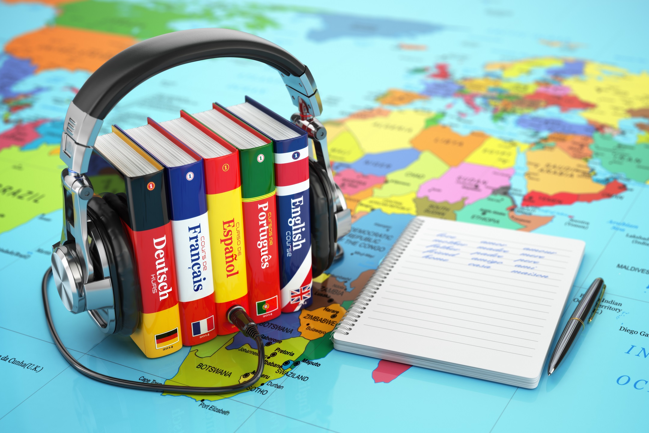 Wörterbücher mit den Sprachen der europäischen Länder liegen auf einer Landkarte von Europa