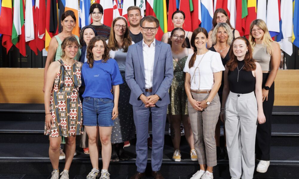 Ein Gruppenbild der Auszubildenden mit dem Europaabgeordneten Herrn Daniel Caspary und den beiden Lehrerinnen Linda Yulo und Sybille Schmitt