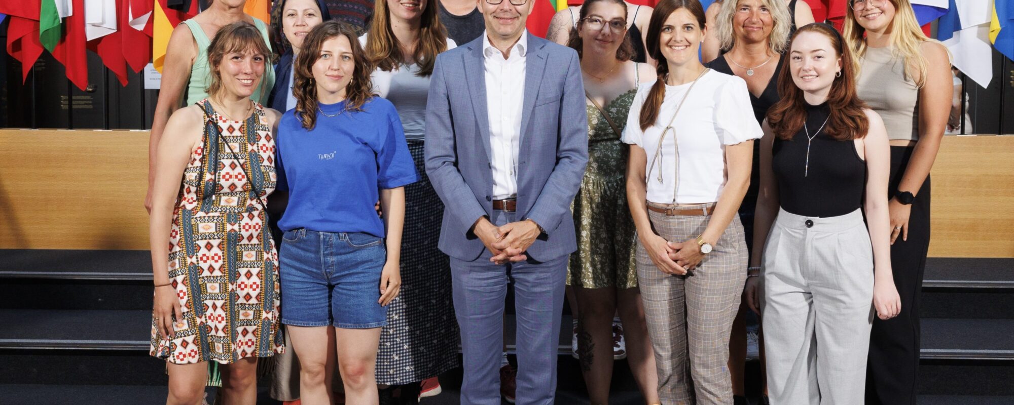 Ein Gruppenbild der Auszubildenden mit dem Europaabgeordneten Herrn Daniel Caspary und den beiden Lehrerinnen Linda Yulo und Sybille Schmitt