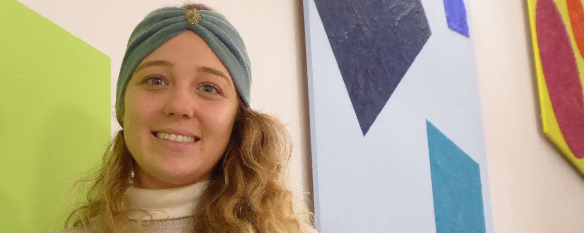 Lorena Dämpfle, eine junge Frau mit langen blonden lockigen Haaren.