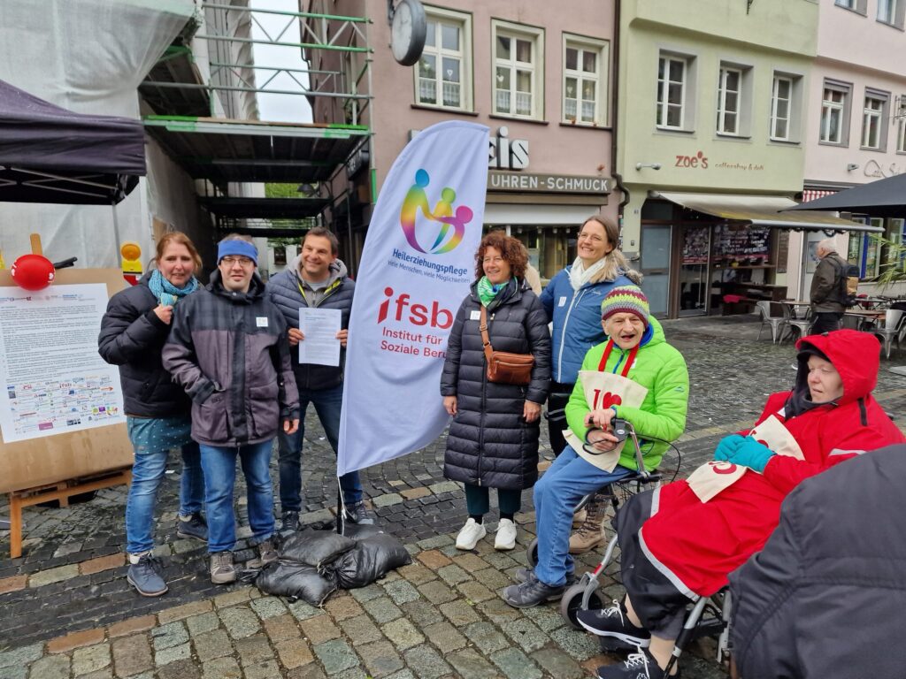 Das Bild zeigt Karin Henning und Frank Amann. Sie sind Lehrer an der Fachschule für Heilerziehungspflege. Auf dem Bild sind auch drei Menschen, die in der Stiftung Liebenau leben