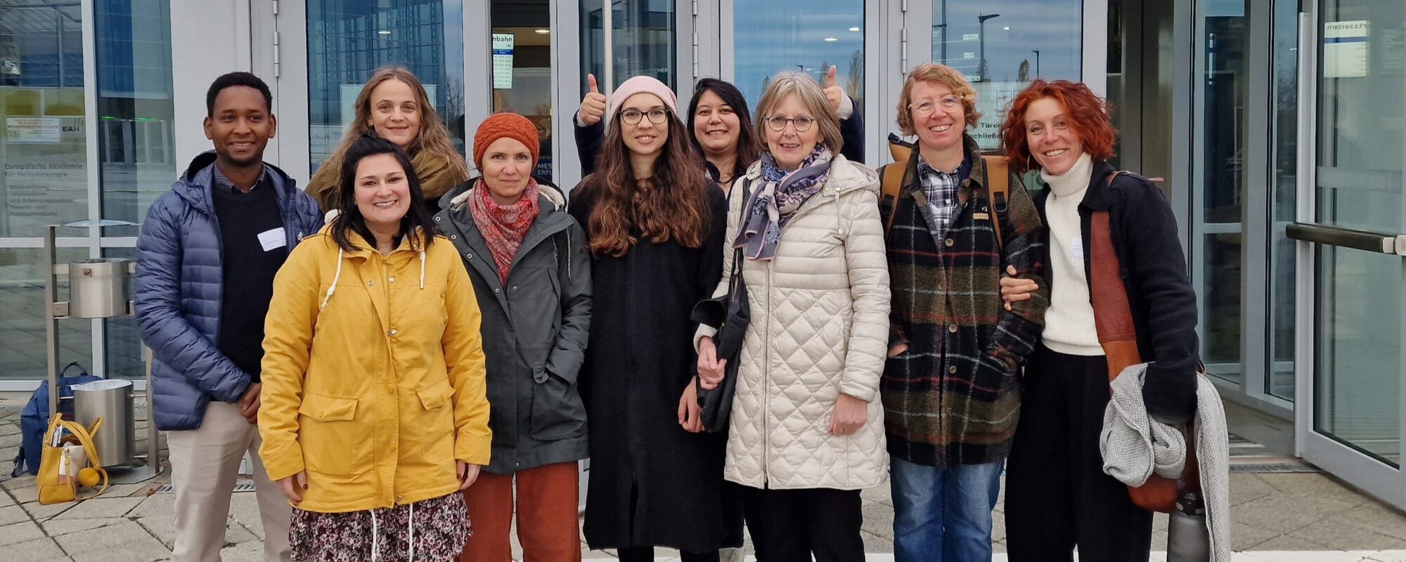 Eine Gruppe von acht Studierenden der Heilpädagogik vor dem Kongresszentrum in Erfrurt.
