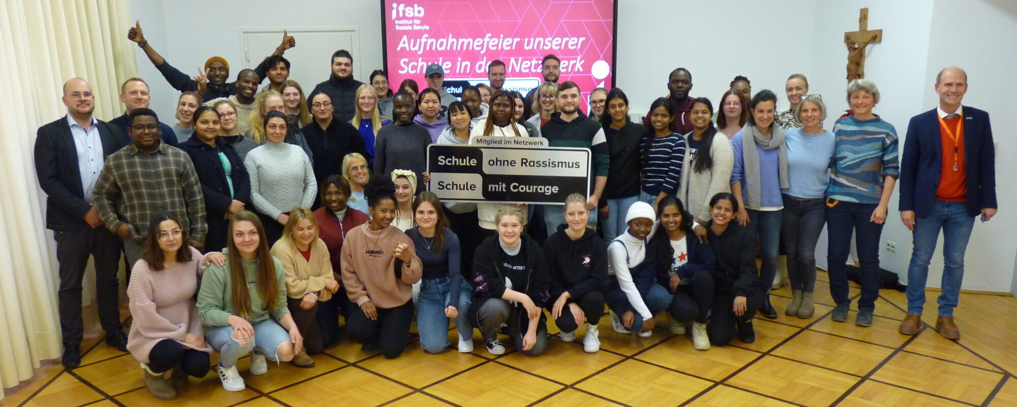 Die Schulgemeinschaft des IfSB in Bad Wurzach hält das große Schild mit der Aufschrift: Schule ohne Rassismus - Schule mit Courage
