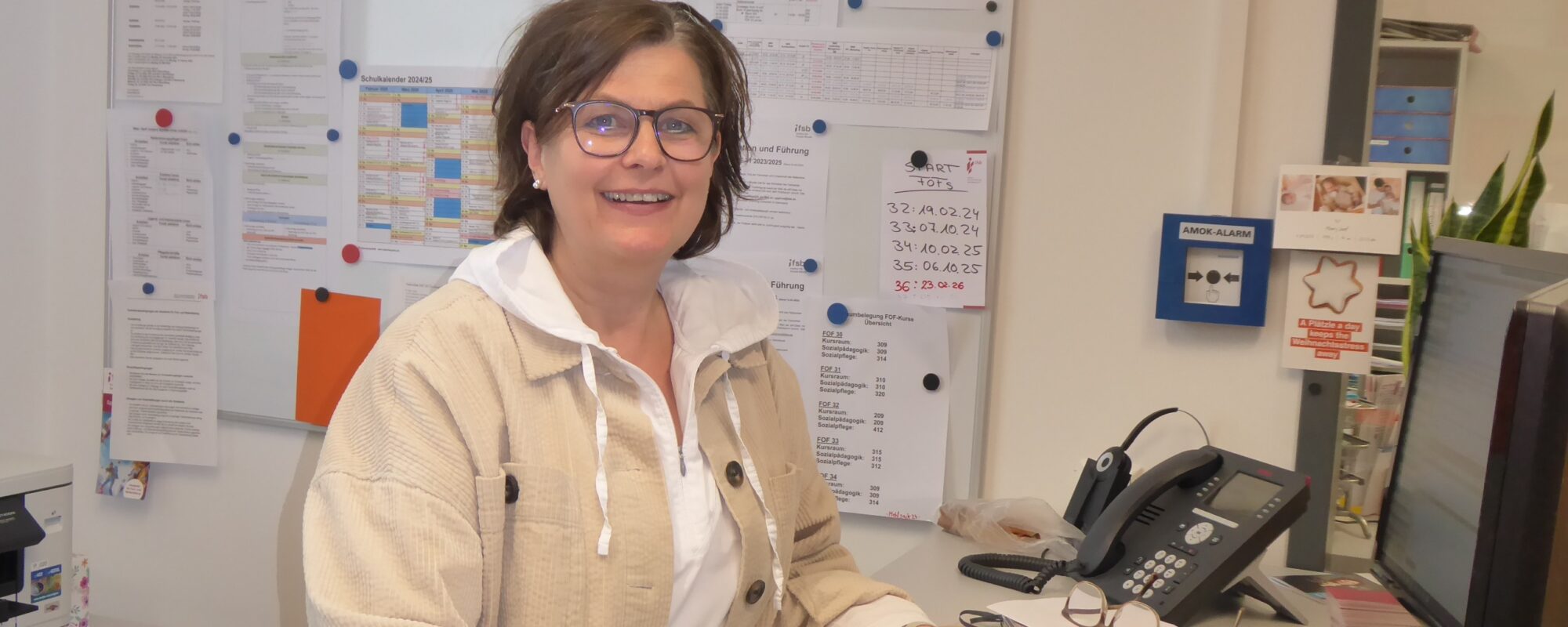 Frau Steinhauser aus der Verwaltung sitzt an ihrem Schreibtisch