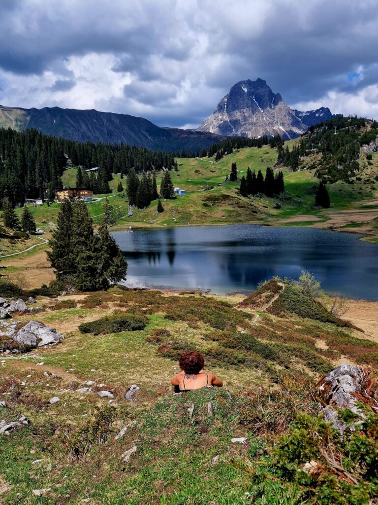 Der Körbersee, ein kleiner Gebirgssee in Österreich. Dahinter ein markanter Berg, der Widderstein